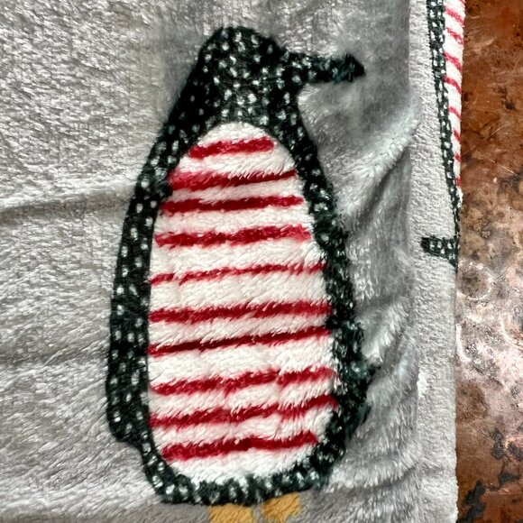 NWT! Wonderful Super Soft Penguin Sherpa Blanket - Picture 8 of 11